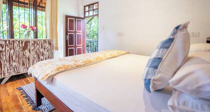 The Mangrove House — A Quiet Lakeside Escape