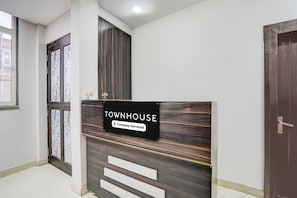 Un espace d’accueil avec une pancarte indiquant « TOWNHOUSE, services aux entreprises ».