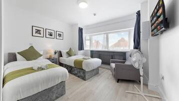 6 bedrooms, desk, iron/ironing board, free WiFi
