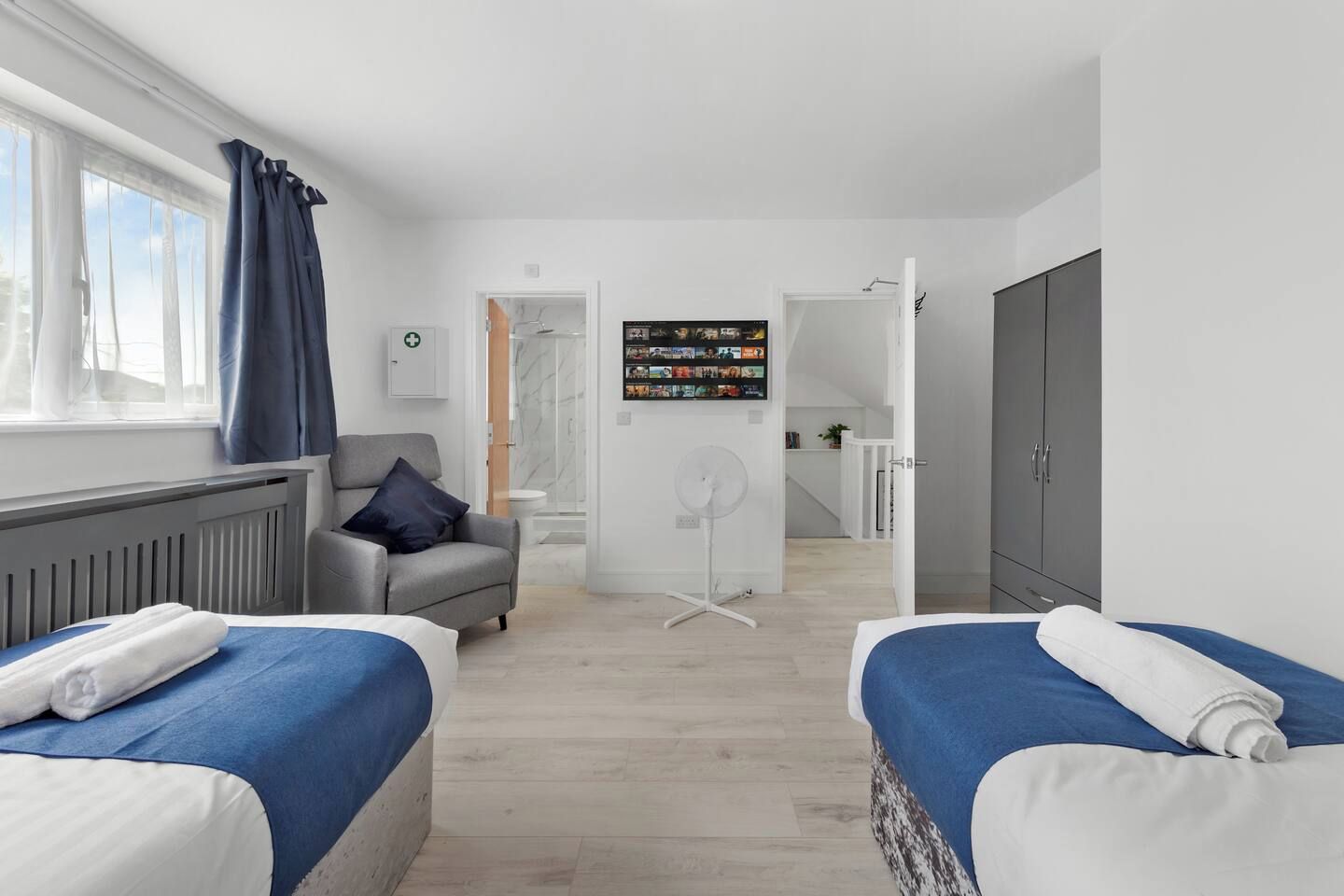 6 bedrooms, desk, iron/ironing board, WiFi (free)