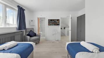 6 bedrooms, desk, iron/ironing board, WiFi (free)