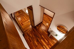 A wooden floor with a door and a small table with a plant. - Residenza Adua - 150 meters from the Verona Arena (Verona)