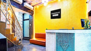 Un espace d’accueil avec un panneau indiquant qu’il s’agit d’une maison de ville gérée par l’entreprise.