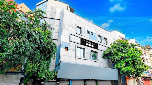 Un immeuble moderne sur lequel on peut lire l’inscription : « TOWNHOUSE, services d’entreprise ».