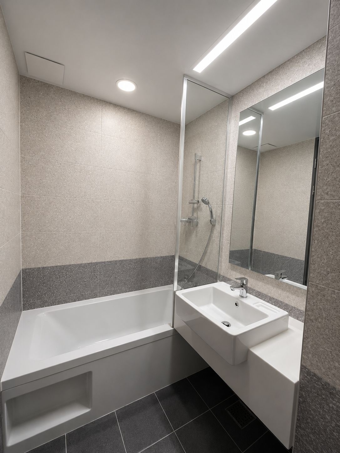 Un baño moderno con bañera, lavamanos y ducha.