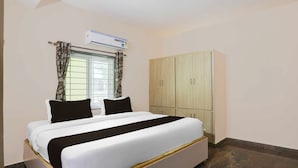 Una camera da letto con un letto, un armadio e un condizionatore d'aria.
