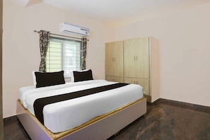 Ein Schlafzimmer mit einem Bett, einem Kleiderschrank und einer Klimaanlage.