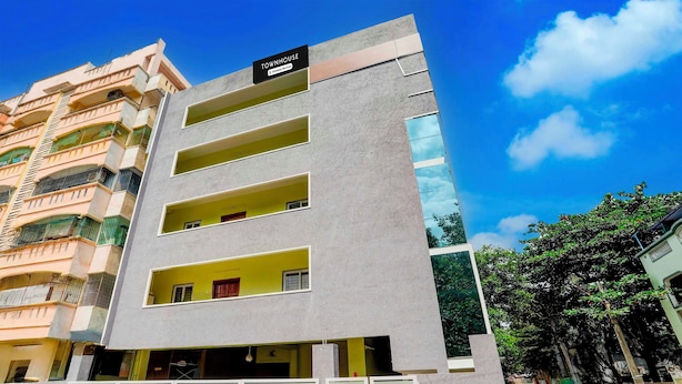 Un edificio a più piani con un cartello che indica che si tratta di un appartamento in affitto con servizi.