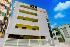 A multi-story building with a sign indicating it is a company-serviced townhouse. - Townhouse Tirupati Padmavathi park (Tirupati)
