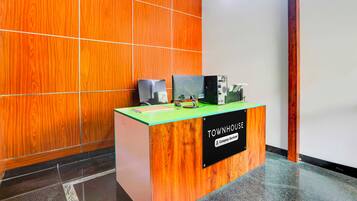 Una mesa de recepción con un cartel que dice 'TOWNHOUSE Company Serviced'.