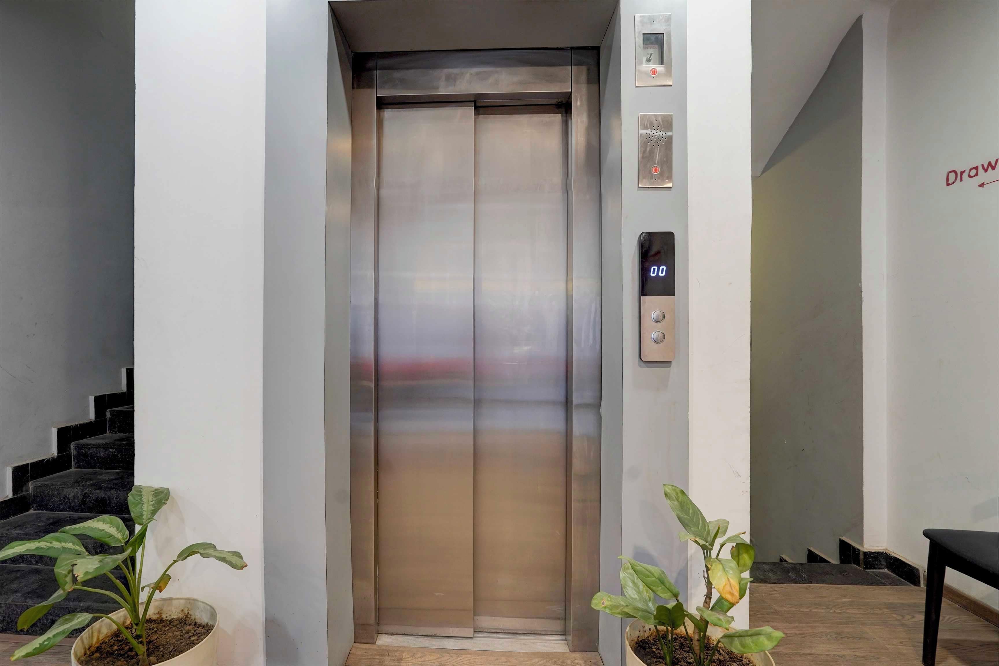 En elevator med kontrolpanel og digital skærm.