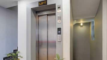 Un ascensor con un panel de control, una pantalla digital y un letrero que dice 'LIFT'.