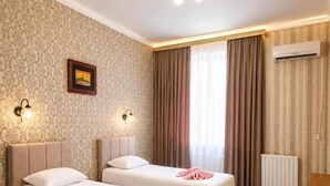 Phòng, quang cảnh thành phố | Bàn, truy cập Internet không dây miễn phí 
