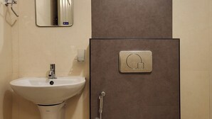 Kylpyhuone, jossa on pesuallas, wc ja suihku.