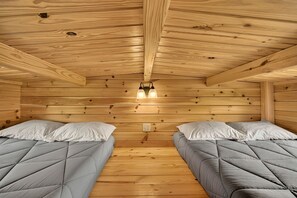 Room - Peaceful Riverfront Cabin with Scenic Outdoor Deck in Ashton, Idaho (Ashton)