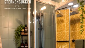 Shower, hair dryer, towels - Apartment 'Sternengucker Sylt' with Balcony and Wi-Fi (Wenningstedt-Braderup (Sylt))