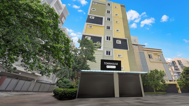 Un immeuble résidentiel à plusieurs étages, sur lequel on peut voir une enseigne indiquant qu’il s’agit d’une maison de ville gérée par une entreprise.