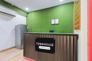 Una mesa de recepción con un cartel que dice 'TOWNHOUSE & Company Serviced'.