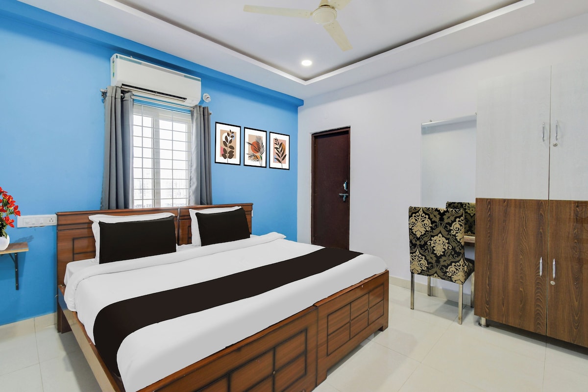 Un dormitorio con cama, armario, ventilador de techo, ventana con cortinas y decoración en la pared.