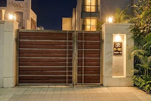 Een omheind toegangspunt met een houten poort en een bord waarop 'D-183 Sector-51' staat.