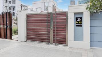 Una zona residencial cerrada con una reja metálica y un cartel que indica 'Sector-51'.