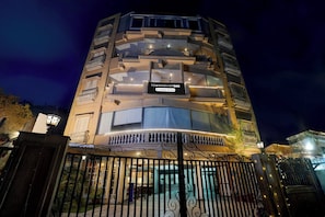 Un immeuble à plusieurs étages, sur lequel on peut lire l’inscription « TOWNHOUSE OAK » et qui propose des services aux entreprises.