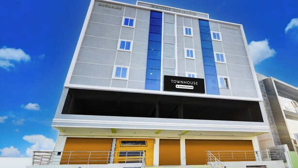 Un edificio de varios pisos con un cartel que indica que se trata de una casa adosada de servicios para empresas.