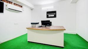 Una mesa de recepción con un cartel que indica que es una casa townhouse con servicios de empresa.