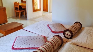 A hotel room with a bed, a desk, and a chair. - Sun Palm  (douz)