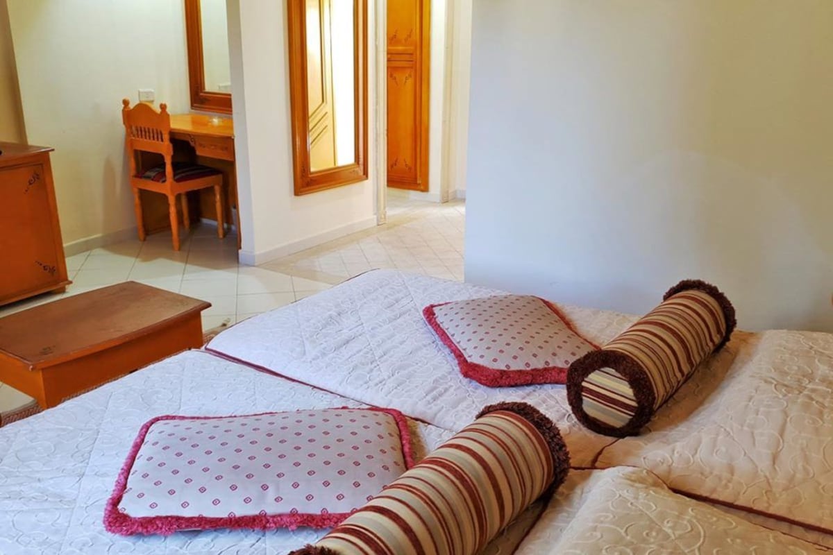 Ein Hotelzimmer mit Bett, Schreibtisch und Stuhl.