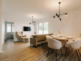 Un comedor moderno con una mesa redonda, sillas y un sofá.