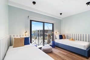 Une chambre d’hôtel moderne avec deux lits, un balcon et une vue sur le paysage urbain.