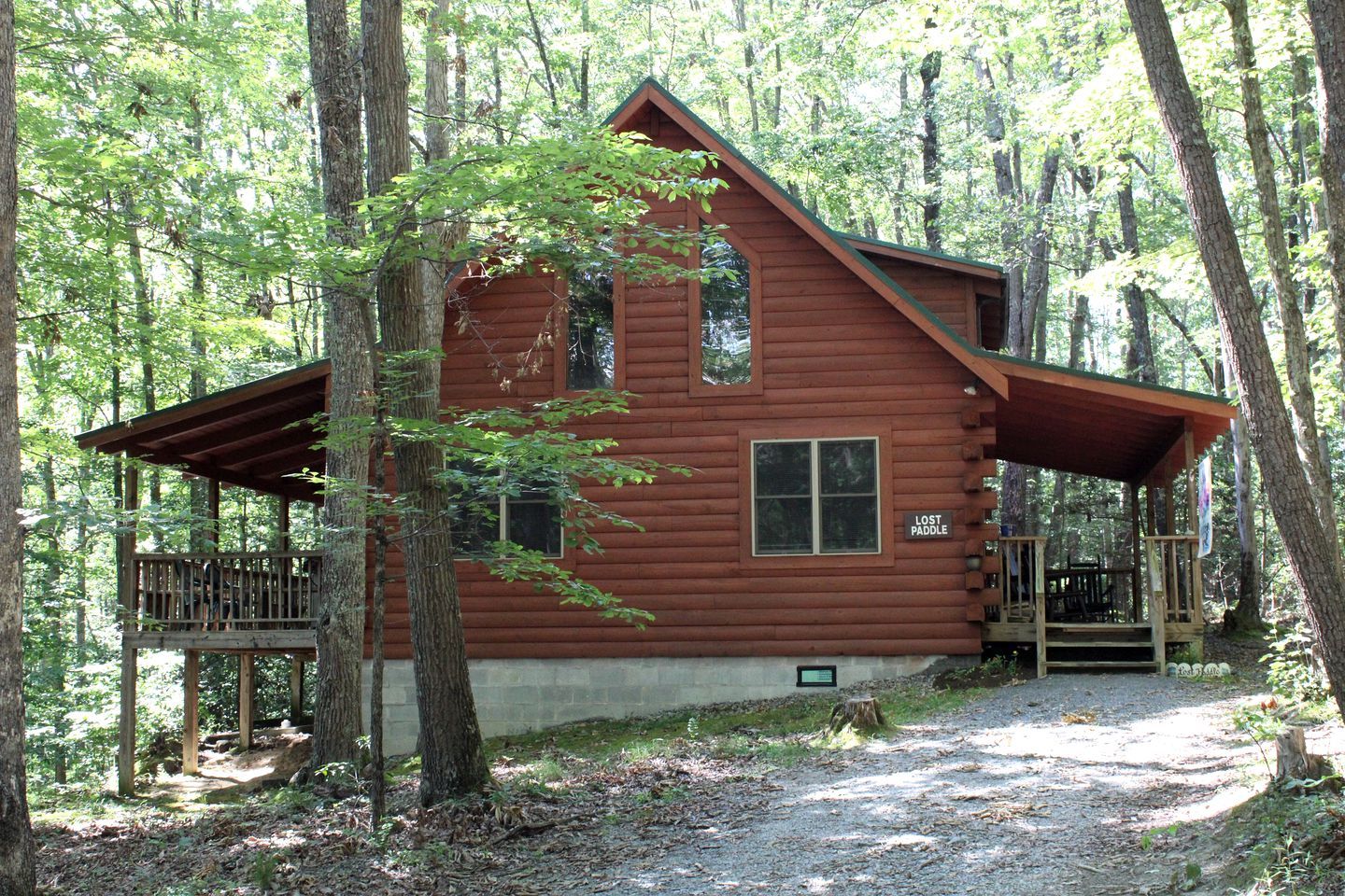 Eine Hütte mit Veranda, Deck und einem Schild, das auf eine verlorene Angel hinweist.