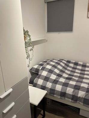 A bedroom with a bed, a desk, and a window. - Chalet Kwispel | Relaxation for you, adventure for your dog (Putten)