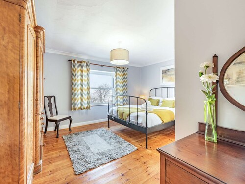 Pembrokeshire Farmhouse for 12 | Hot Tub & Games Room