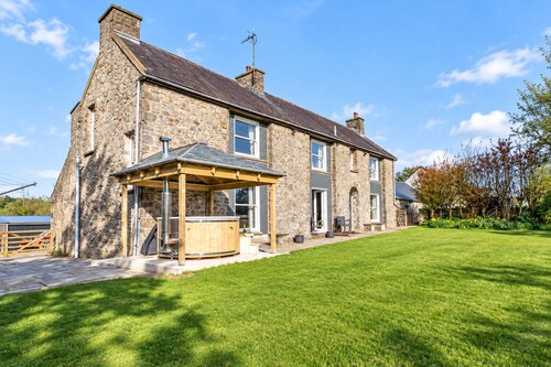 Pembrokeshire Farmhouse for 12 | Hot Tub & Games Room