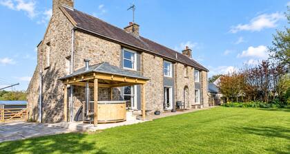 Pembrokeshire Farmhouse for 12 | Hot Tub & Games Room
