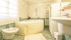 Ein Badezimmer mit Badewanne, Waschbecken und Bidet.
