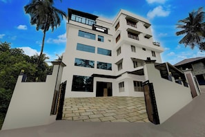Un edificio de varios pisos con un letrero que dice 'TOWNHOUSE OAK Company-Serviced'.