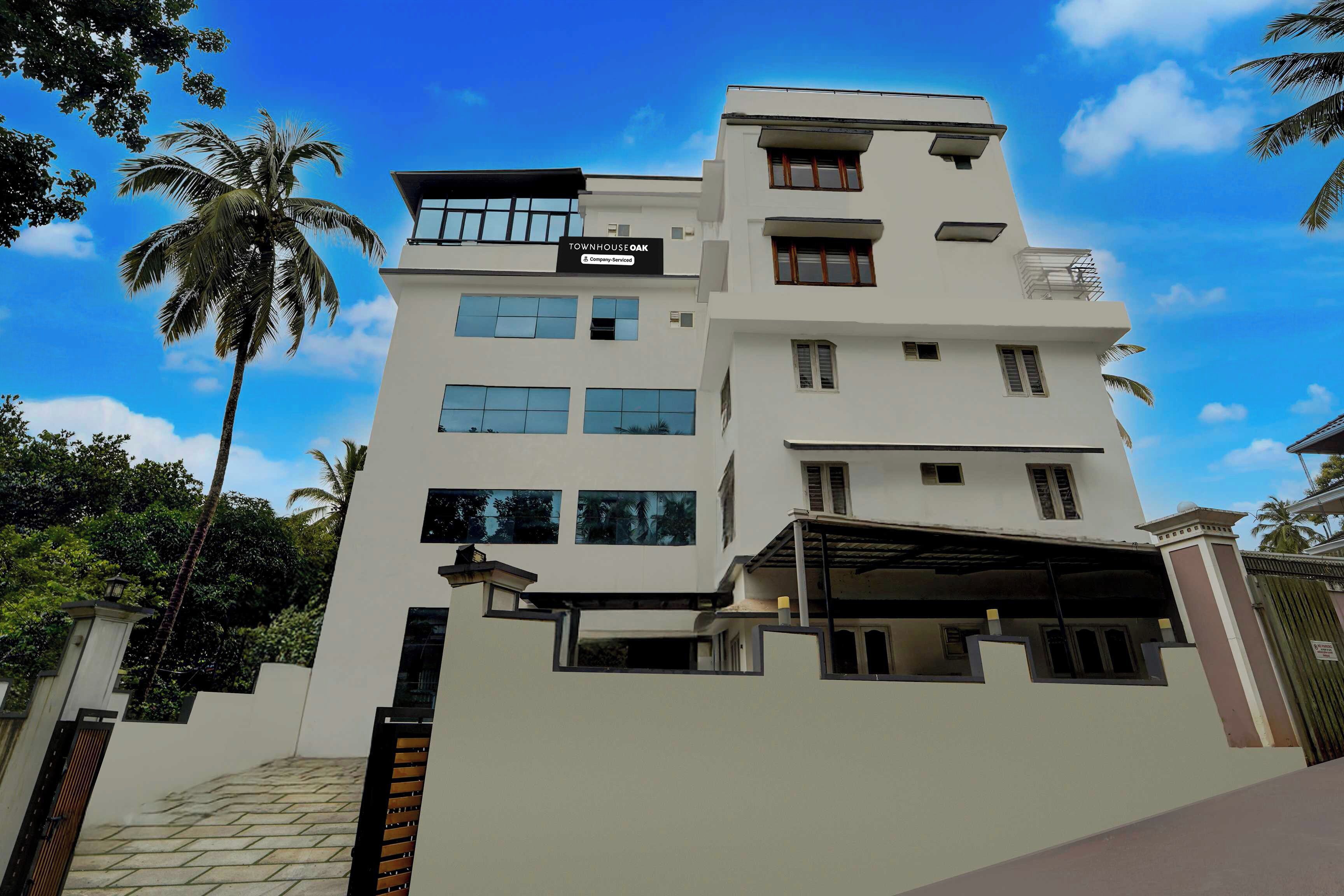 Un edificio de varios pisos con un letrero que indica que se trata de una casa townhouse con servicios de empresa.