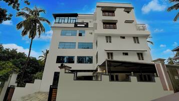 Un edificio de varios pisos con un letrero que indica que se trata de una casa townhouse con servicios de empresa.
