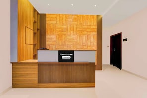 Una mesa de recepción con un letrero que dice 'TOWNHOUSE OAK Company Serviced'.