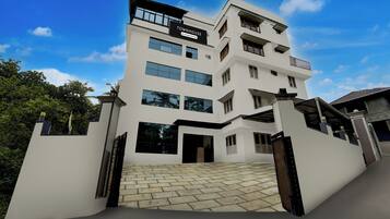 Un edificio de varios pisos con un letrero que dice 'TOWNHOUSE Company Service'.