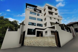 Un immeuble à plusieurs étages sur lequel on peut lire l’inscription : « TOWNHOUSE, services aux entreprises ».