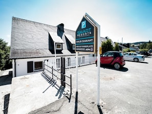 A sign for Smart Resorts Winterberg with a private parking area. - Holiday Apartment 713 (Winterberg)