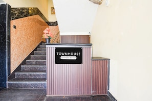 En receptionsdisk med et skilt, der står 'TOWNHOUSE Company Serviced'.