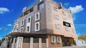 Un edificio de varios pisos con un letrero que indica que es una casa townhouse de servicio de empresa.