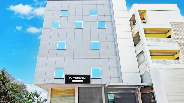 Moderni rakennus, jonka kyltissä lukee: »TOWNHOUSE – yrityspalvelut».