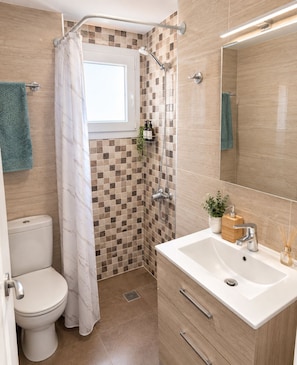 A bathroom with a shower, toilet, and sink. - Vrbo Property (Costa Adeje)