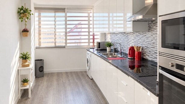 Una cocina moderna con horno empotrado, microondas y pileta.